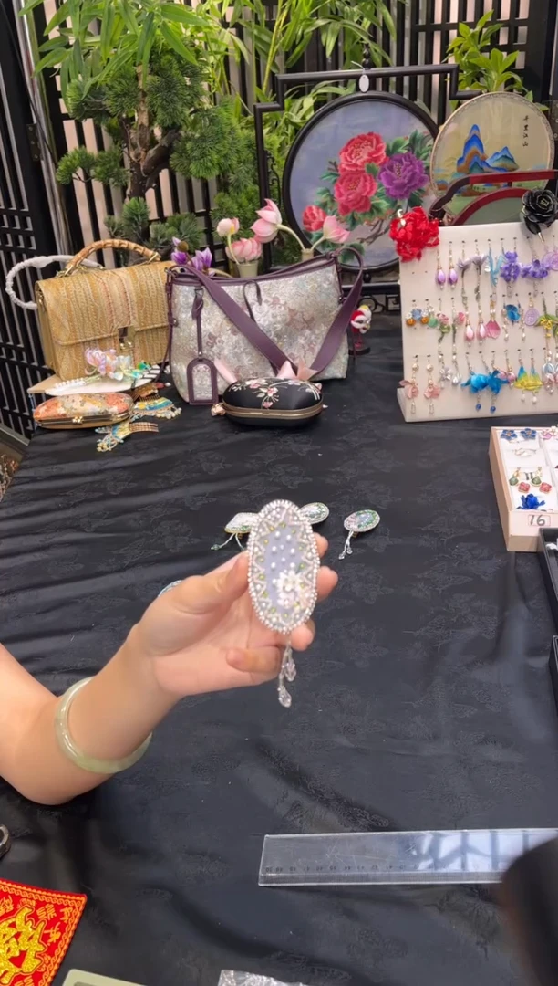 织绣牧**笛非遗手工苏绣饰品