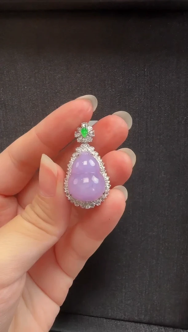 颈饰18K金镶嵌翡翠525葫芦一个