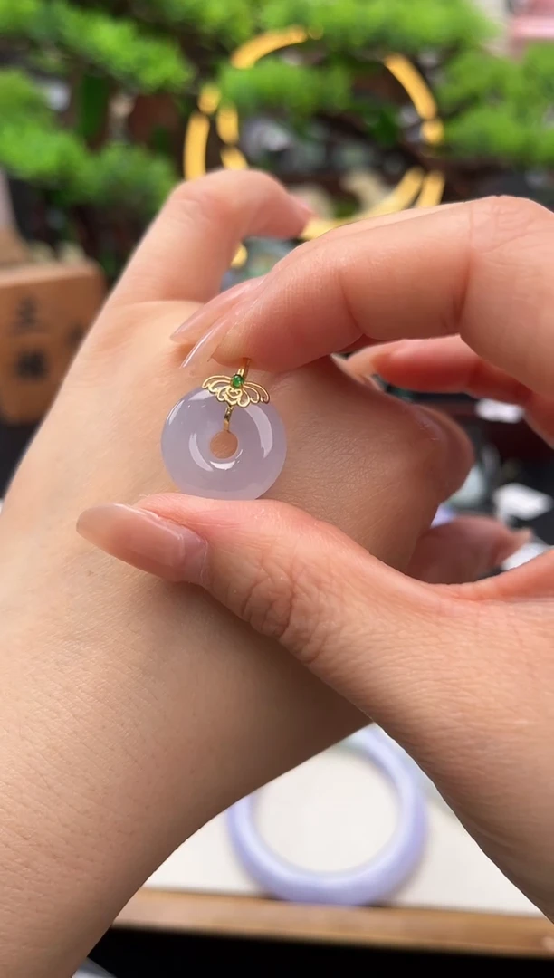 颈饰18K金镶嵌翡翠吊坠