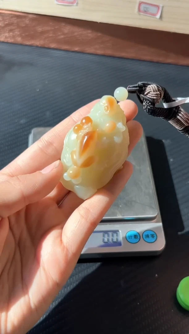 吊坠(赠链)未镶嵌和田玉若羌微色差