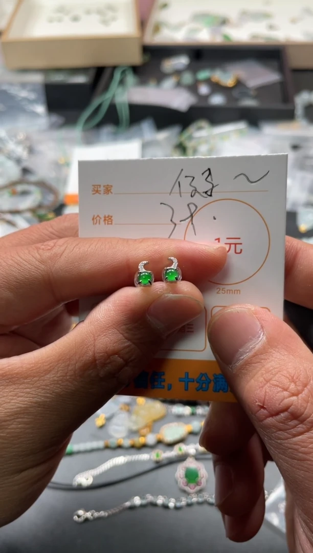 颈饰未镶嵌翡翠?****福耳钉