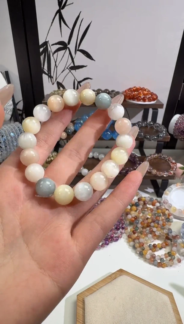 水晶摆件未镶嵌满顺发彩兔毛手串
