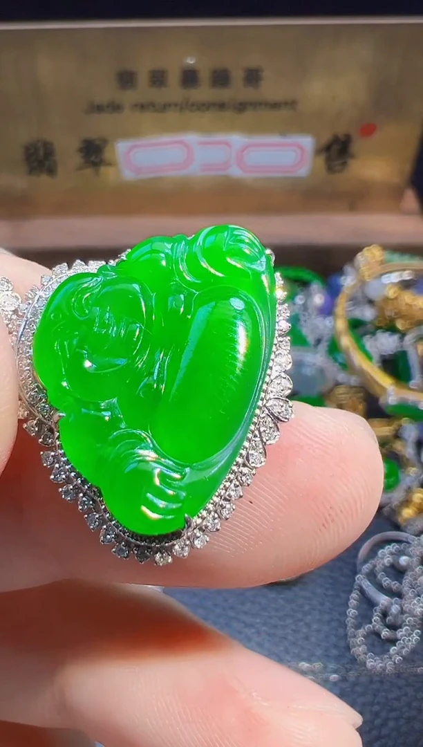 翡翠18K金镶嵌颈饰翡翠