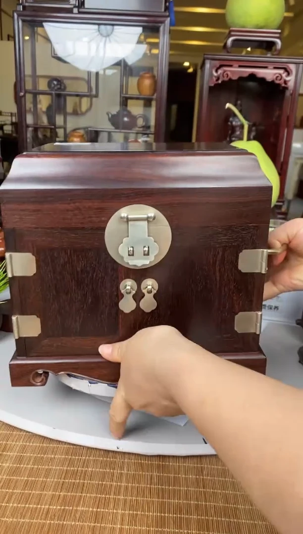 紫檀木类端景台全独板官皮箱