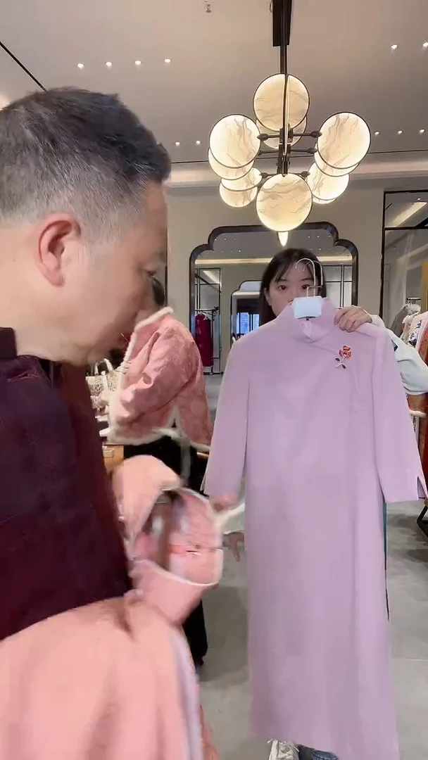 淡粉色小花盘扣高定款旗袍 599 l码