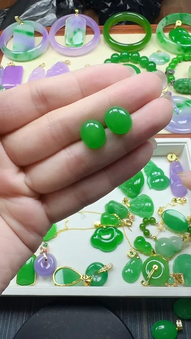 颈饰未镶嵌翡翠蛋面耳钉