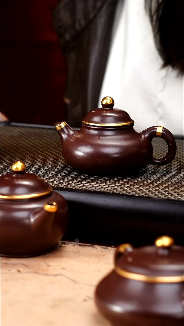茶壶紫砂四号井茄皮紫泥描金薄胎容天130cc