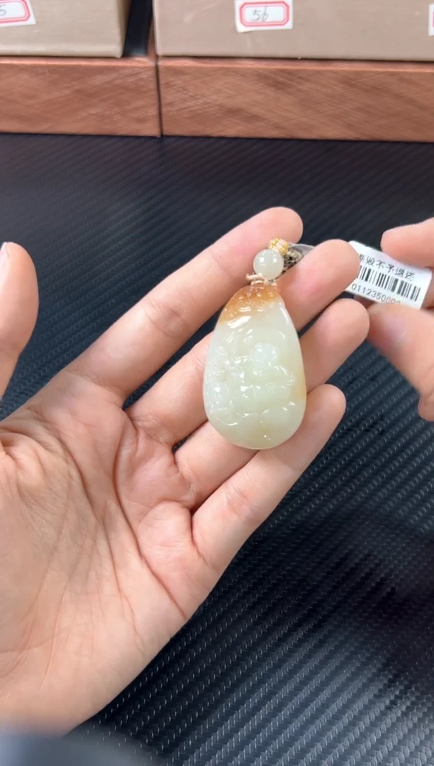 吊坠(赠链)未镶嵌和田玉u****4且末微色差金山