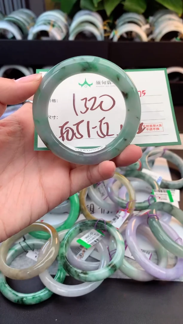 未镶嵌定制翡翠毛货需精细抛光+多人