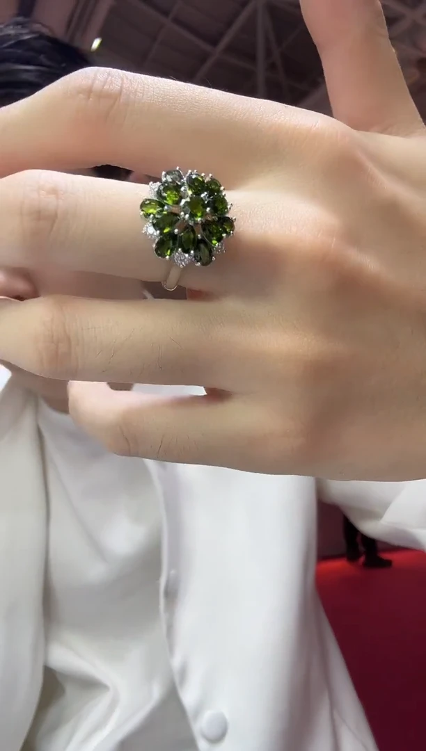 银S925镶嵌透辉石精致繁花设计款