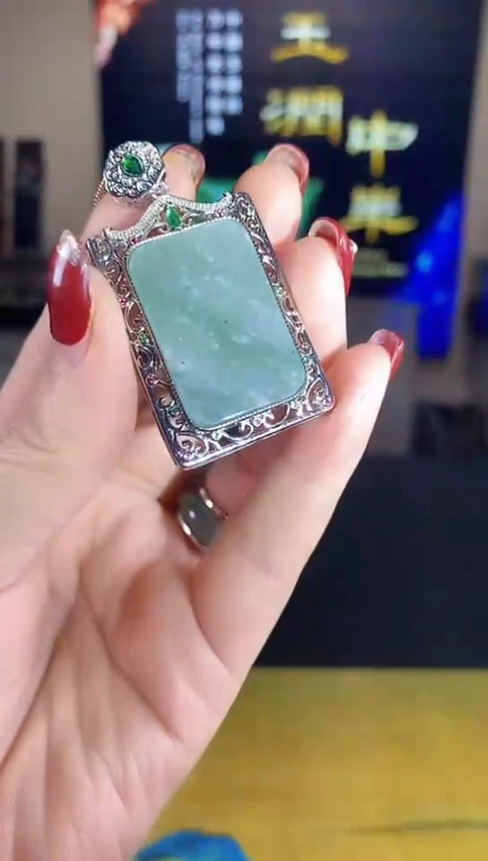 【闪购商品】翡翠颈饰18K金镶嵌00000036