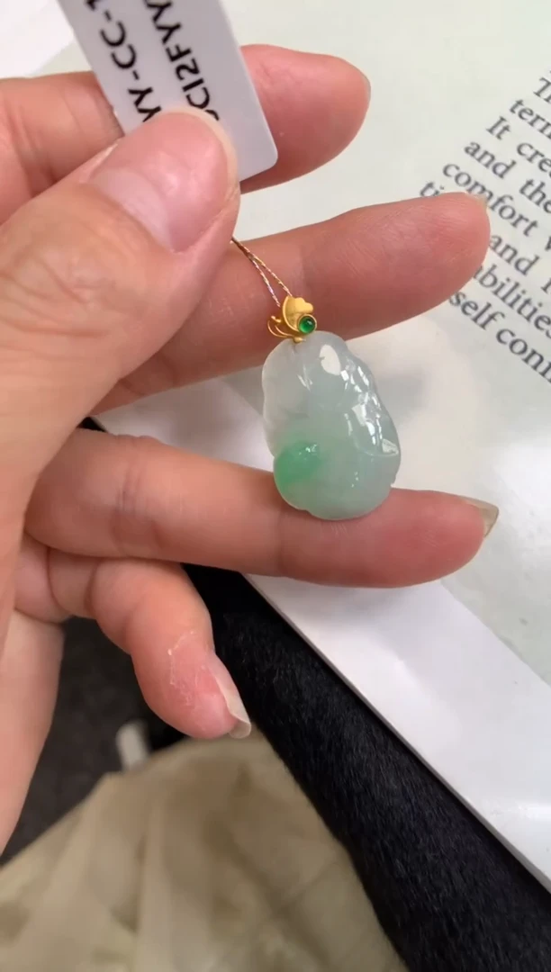 翡翠18K金镶嵌颈饰荷叶鱼