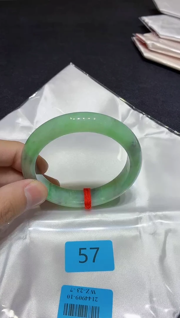 翡翠手镯未镶嵌翡翠手镯
