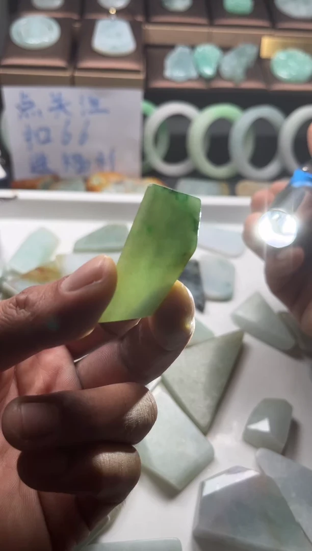 翡翠挂件未镶嵌翡翠