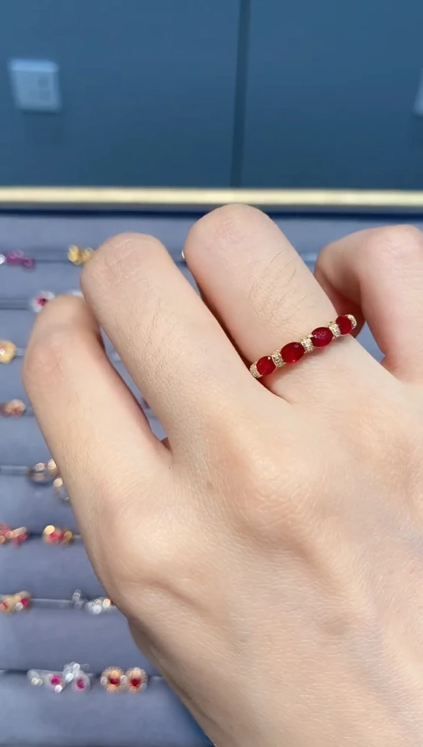 红宝石戒指18K金镶嵌戒指