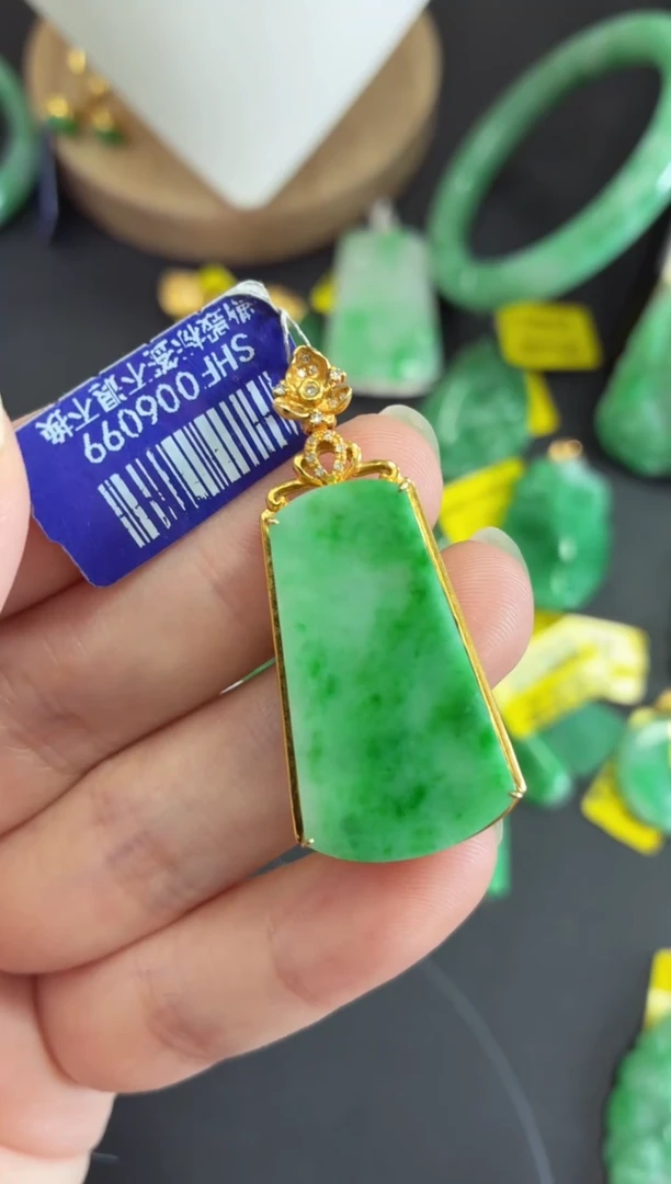 吊坠(不含链)18K金镶嵌翡翠挂件