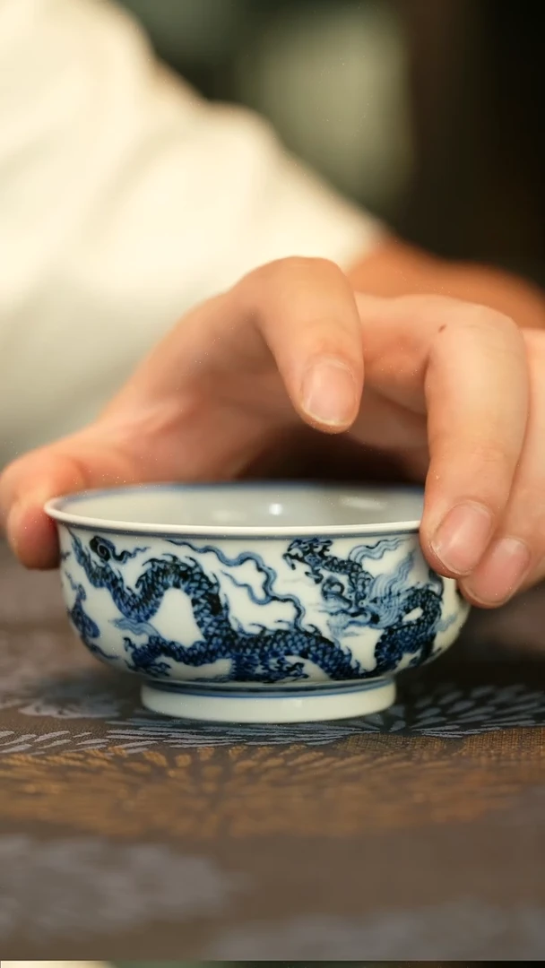 中式仿明青花三龙纹普洱杯