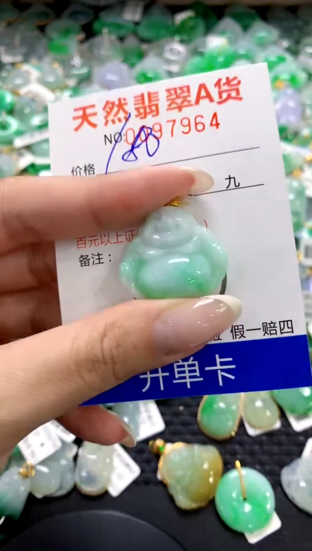 翡翠18K金镶嵌颈饰1111111111111111
