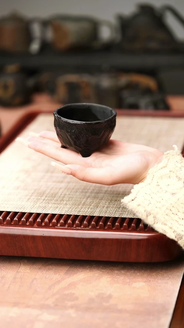 归玉堂冰碛岩重工雕刻手凿三足随型杯