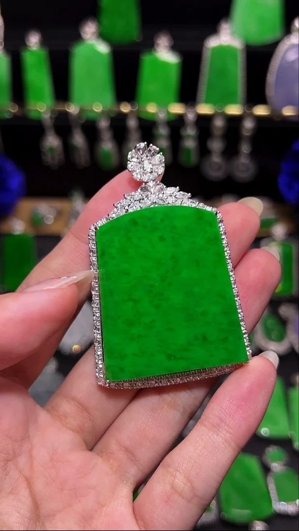 颈饰18K金镶嵌翡翠吊坠