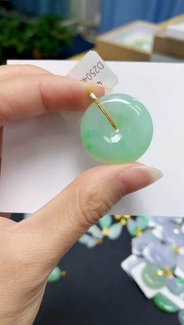 翡翠18K金镶嵌颈饰天然翡翠A货