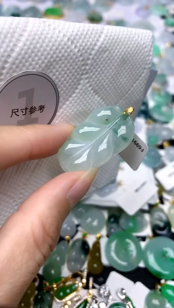 颈饰18K金镶嵌翡翠天然A货翡翠