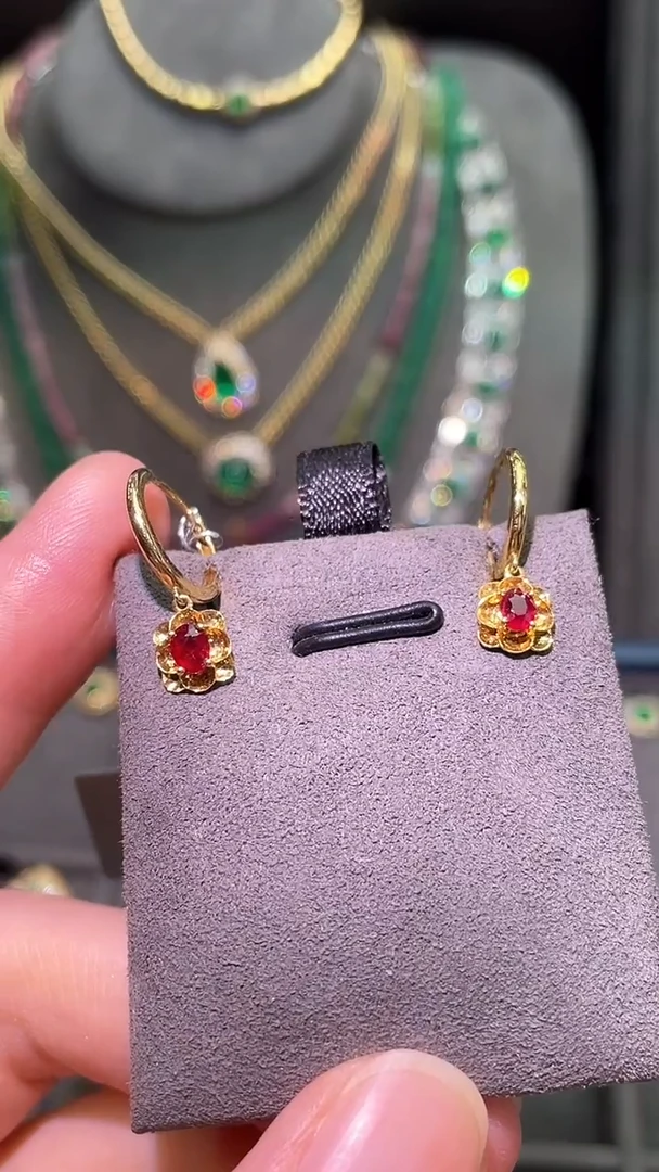 耳饰18K金镶嵌红宝石鸽血红0.42ct
