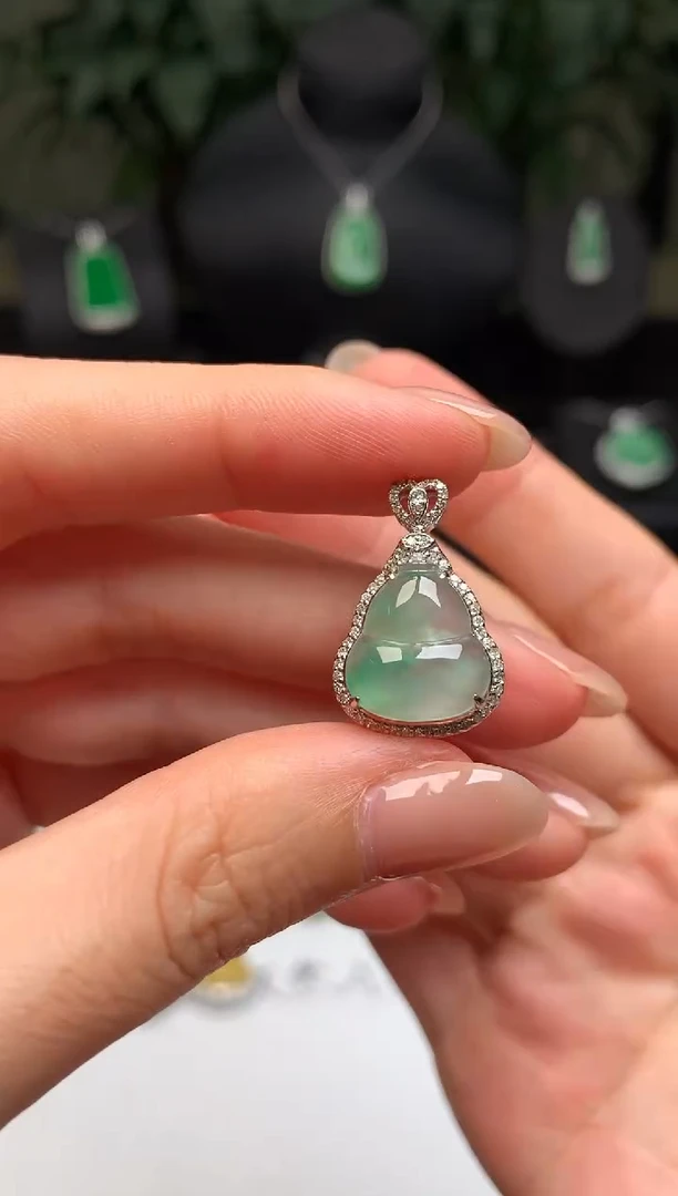 颈饰18K金镶嵌翡翠葫芦