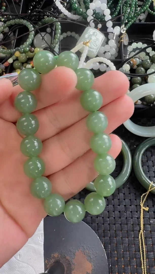 和田玉未镶嵌颈饰12mm果绿碧玉手串
