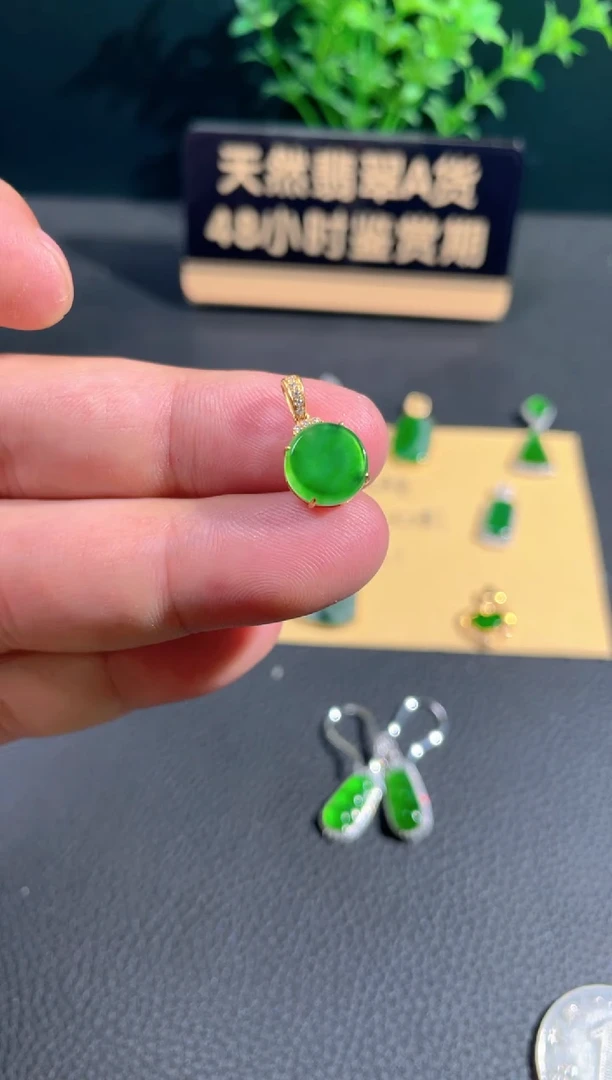 【闪购商品】翡翠颈饰18K金镶嵌翡翠