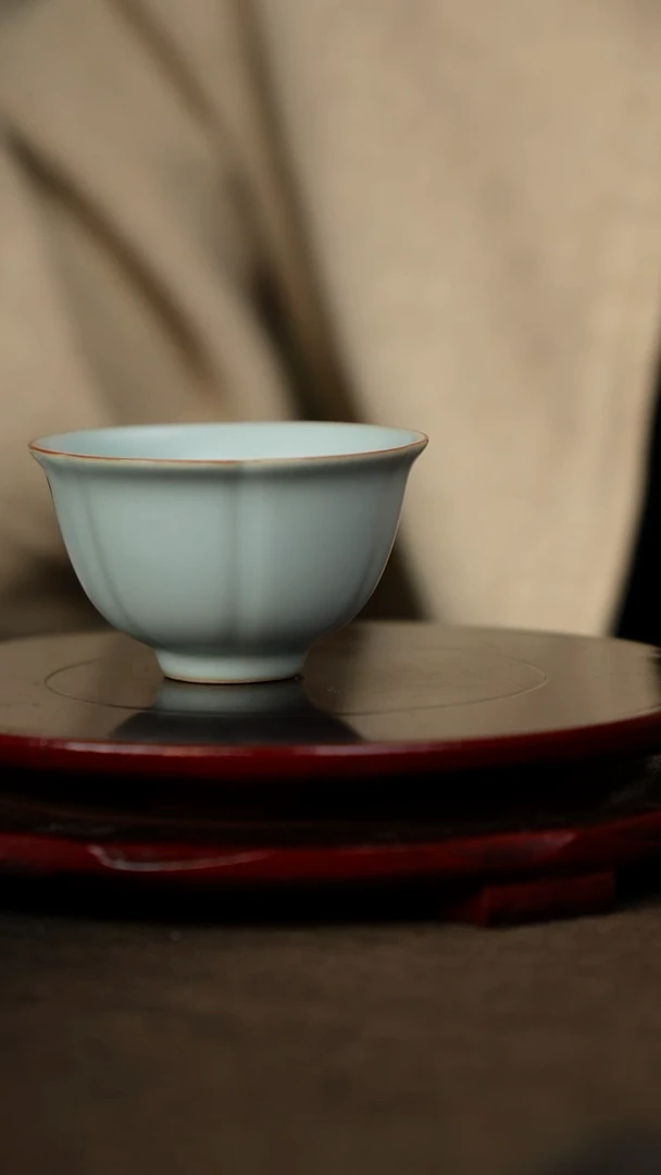 微微瑕 花口杯 无底款