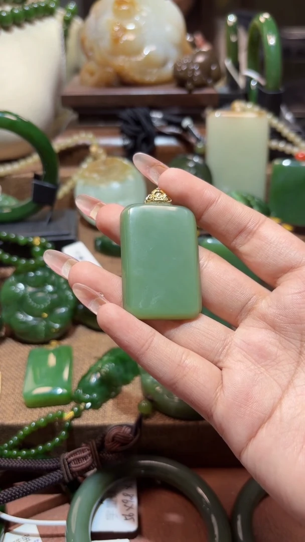 颈饰18K金镶嵌和田玉（碧玉）1