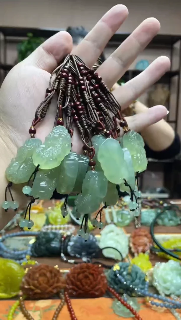 未镶嵌岫玉吊坠多样性发货发其中之一