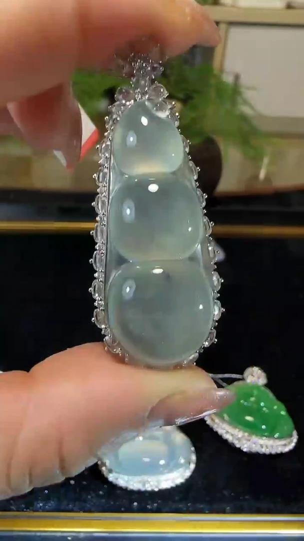 【闪购商品】翡翠吊坠(不含链)18K金镶嵌天然缅甸A货翡翠大冰福豆