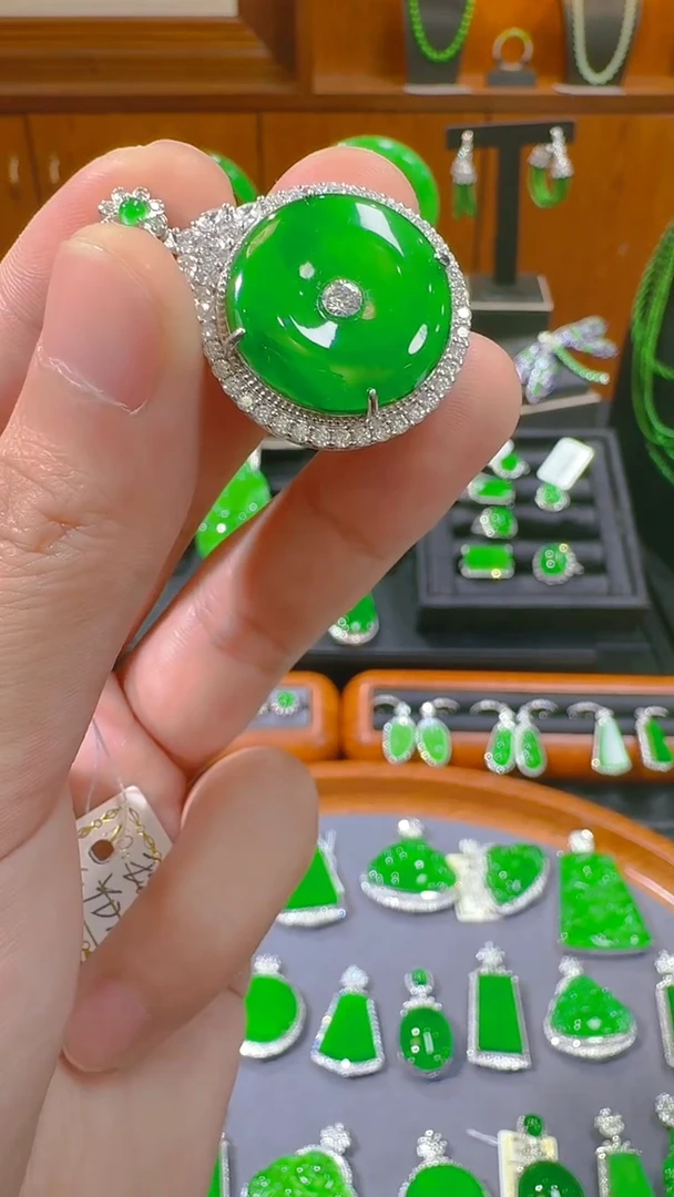 【闪购商品】翡翠吊坠(赠链)银S925镶嵌天然A货翡翠