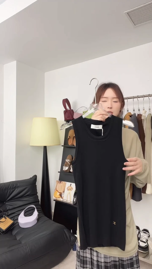 编号016 ethor宽肩带 羊毛背心 已开价 详情咨询直播间