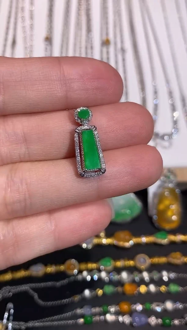 颈饰18K金镶嵌翡翠吊坠