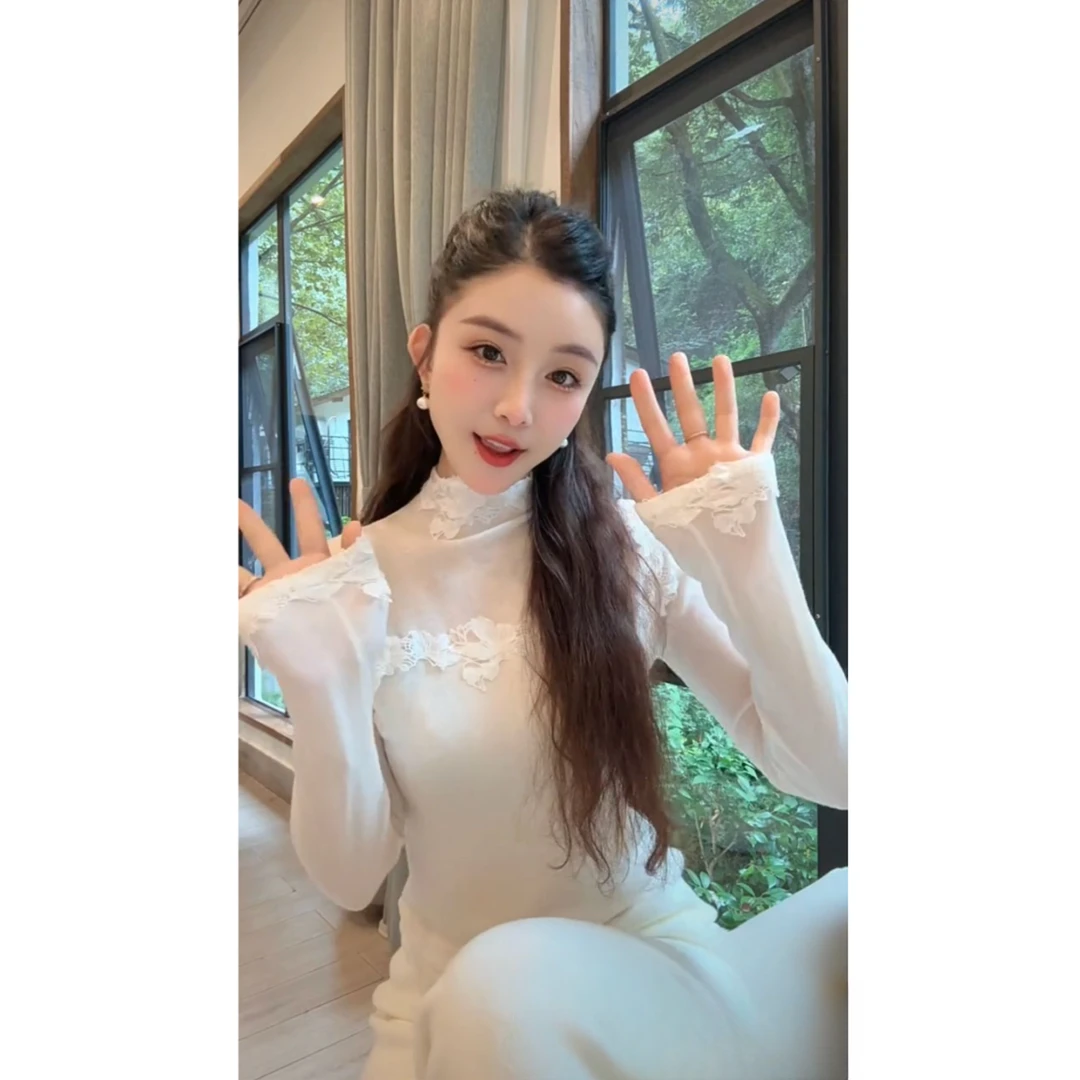 洋洋优选-秋冬新款拼接刺绣蕾丝花边半高领显瘦针织打底衫YY72087