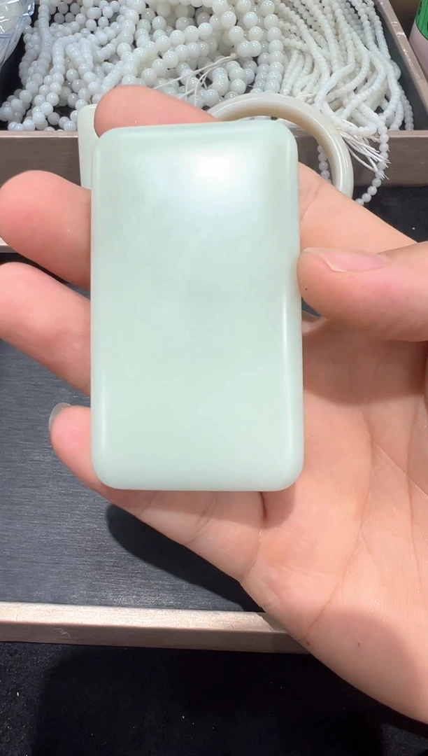 和田玉未镶嵌颈饰玉牌