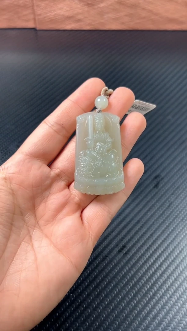 吊坠(赠链)未镶嵌和田玉且末微色差近矿