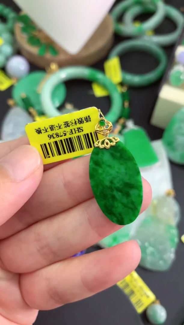 颈饰18K金镶嵌翡翠挂件