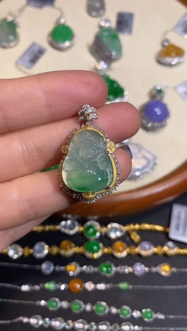 颈饰18K金镶嵌翡翠吊坠