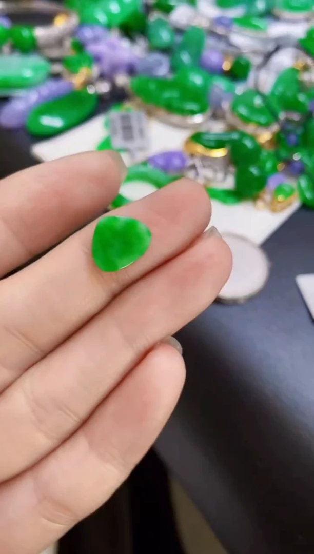 颈饰未镶嵌翡翠吊坠