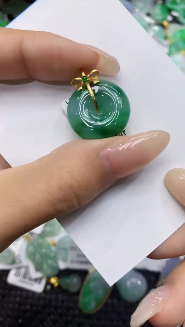 翡翠18K金镶嵌颈饰 111111111111