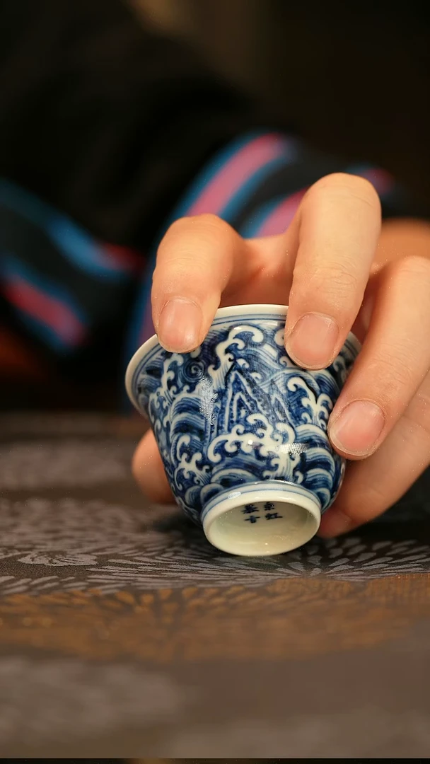 中式仿明青花江崖海水小客杯