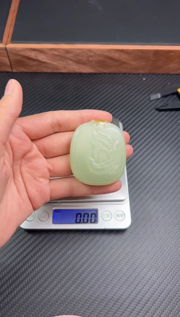 和田玉未镶嵌吊坠(赠链)且末微色差近矿二号矿m