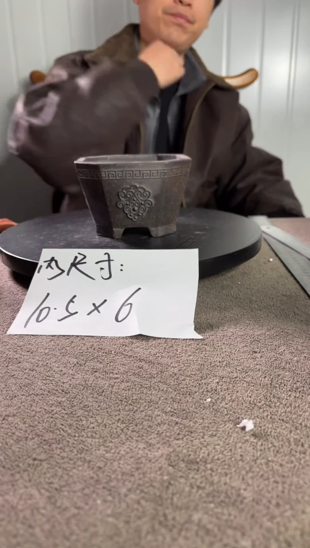 A宜兴紫砂小花盆