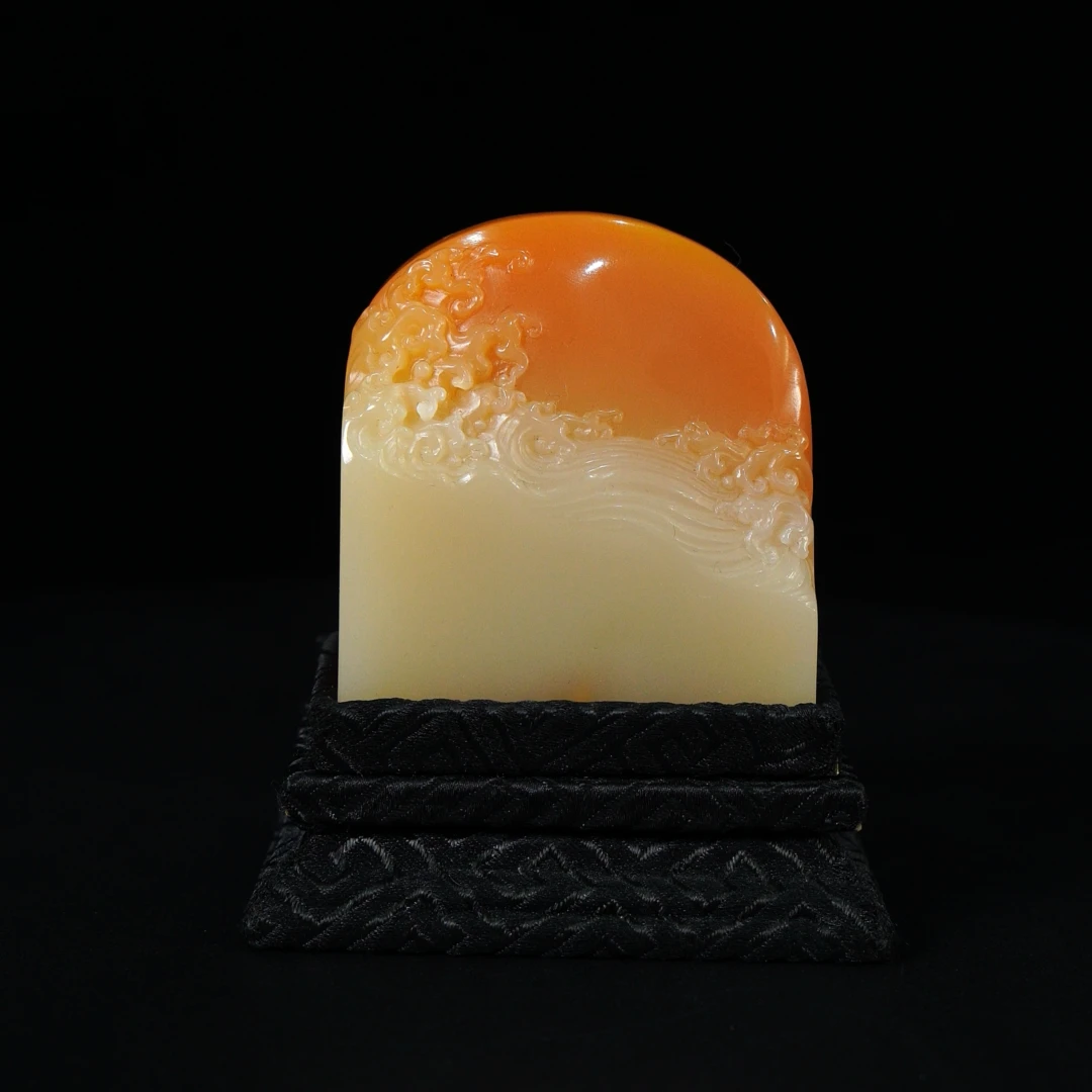 49寿山石夹板芙蓉旭日东升印章150克5.4x2.6x5.8cm，1QC