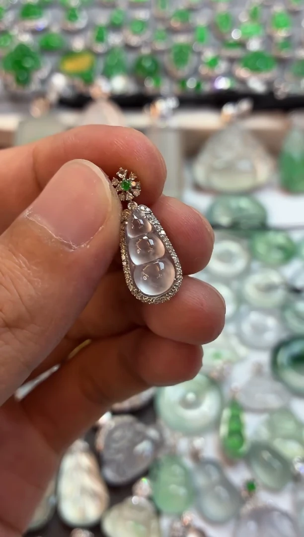 吊坠(不含链)18K金镶嵌翡翠小**巫豆子