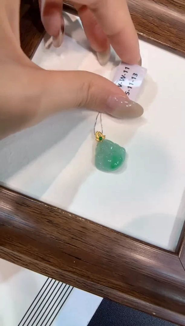 颈饰18K金镶嵌翡翠佛公